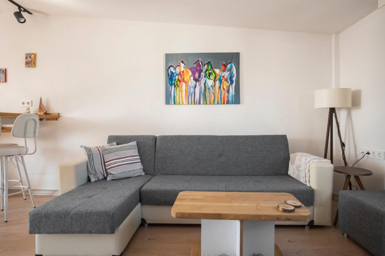 Central, Cozy, 15 Min Walk To The Beach, Fast Wi-Fi, Free Parking, 4Ppl Bodrum Bagian luar foto