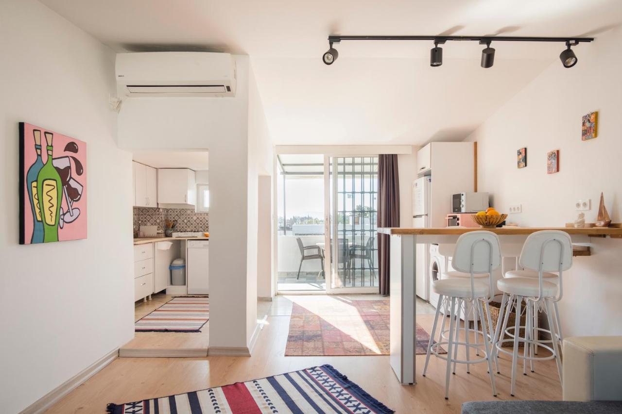 Central, Cozy, 15 Min Walk To The Beach, Fast Wi-Fi, Free Parking, 4Ppl Bodrum Bagian luar foto