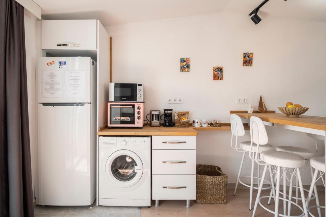 Central, Cozy, 15 Min Walk To The Beach, Fast Wi-Fi, Free Parking, 4Ppl Bodrum Bagian luar foto