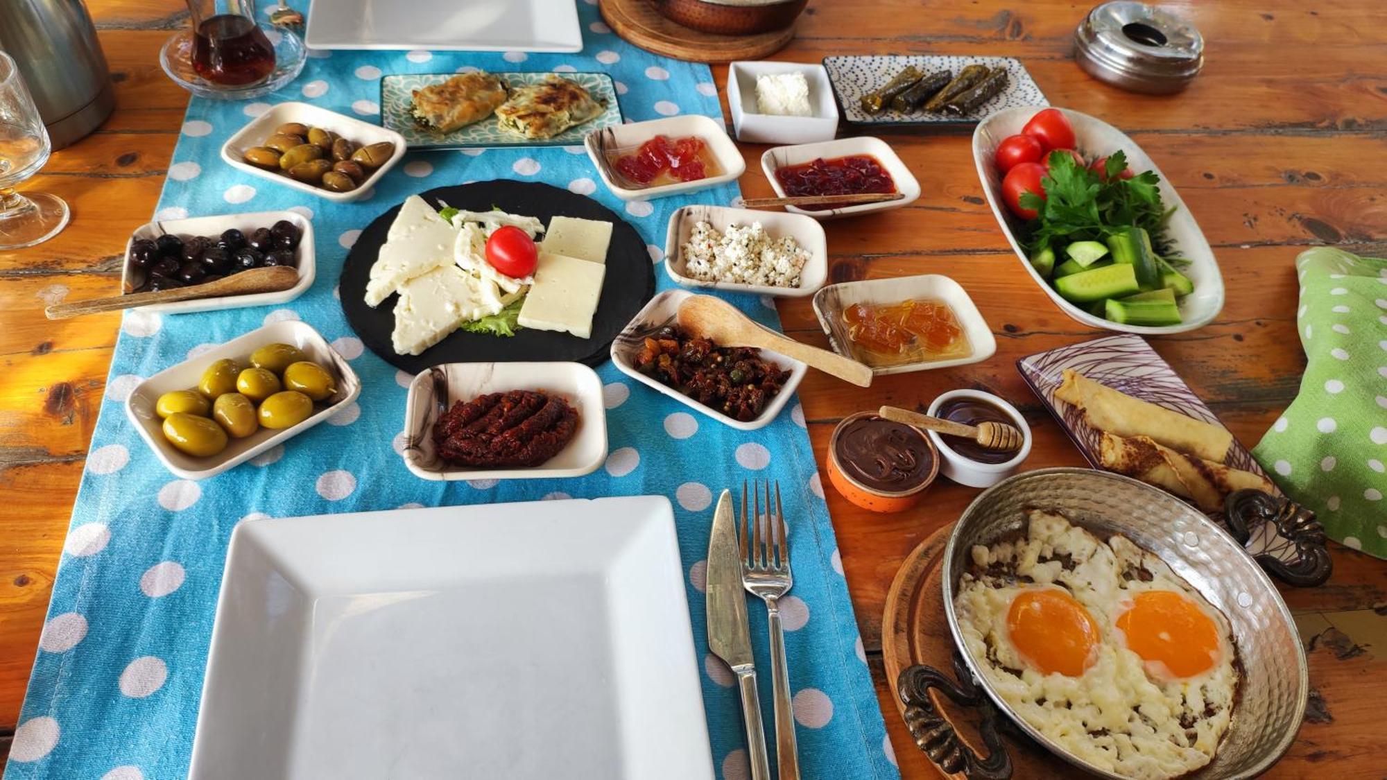 Central, Cozy, 15 Min Walk To The Beach, Fast Wi-Fi, Free Parking, 4Ppl Bodrum Bagian luar foto